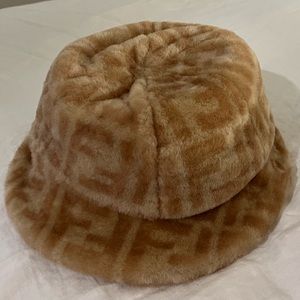 Fendi shearling bucket hat - beige/tan